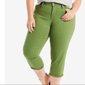 🎉HP🎉NWT Levi’s olive green shaping Capri pants